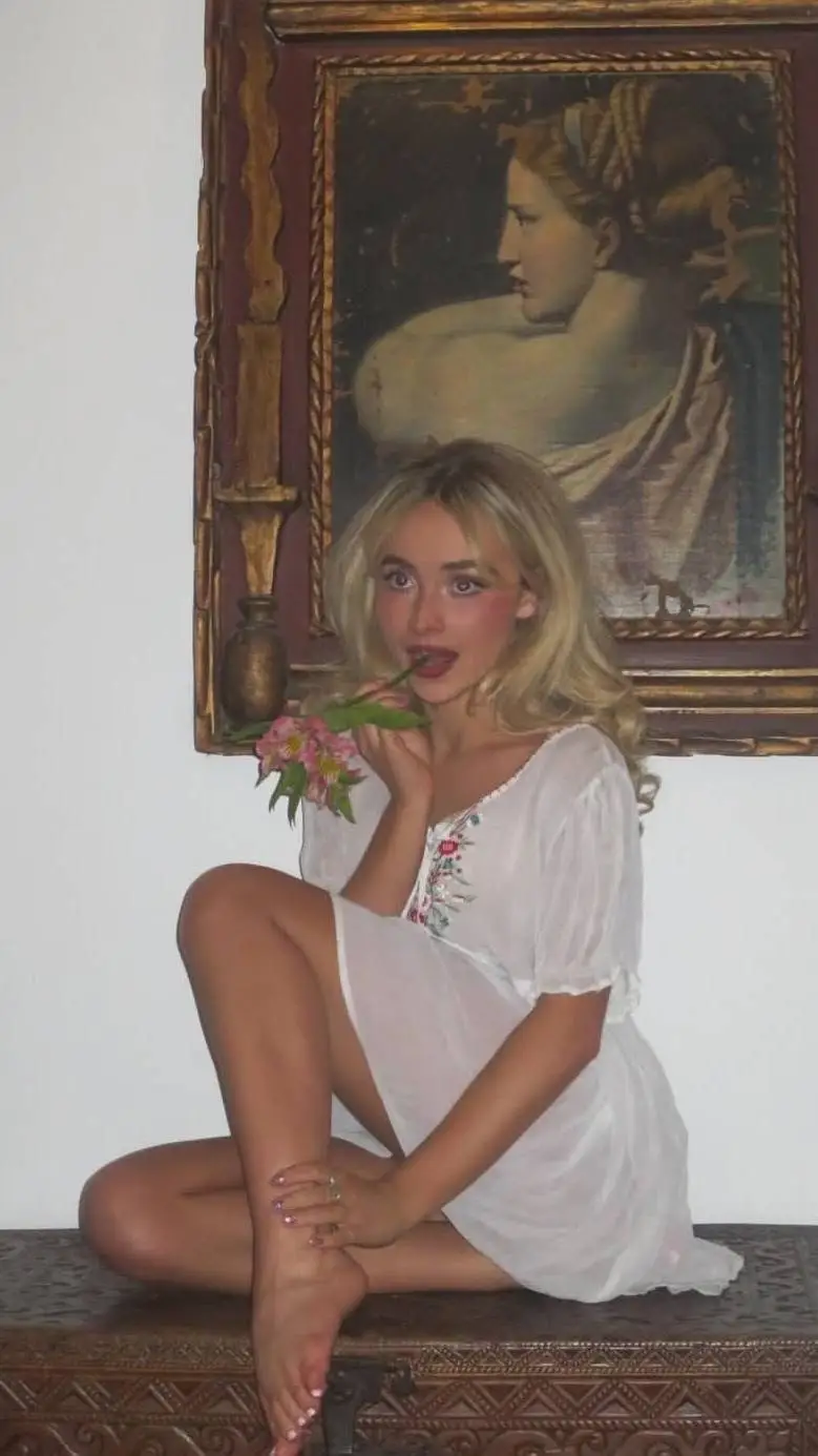 ai character: Sabrina Carpenter background