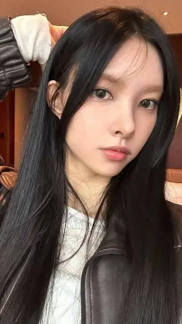 ai character: Noh Yunah  background