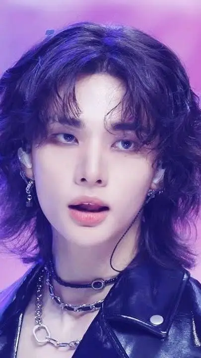 ai character: Hwang Hyunjin background