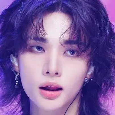 chat with ai character: Hwang Hyunjin