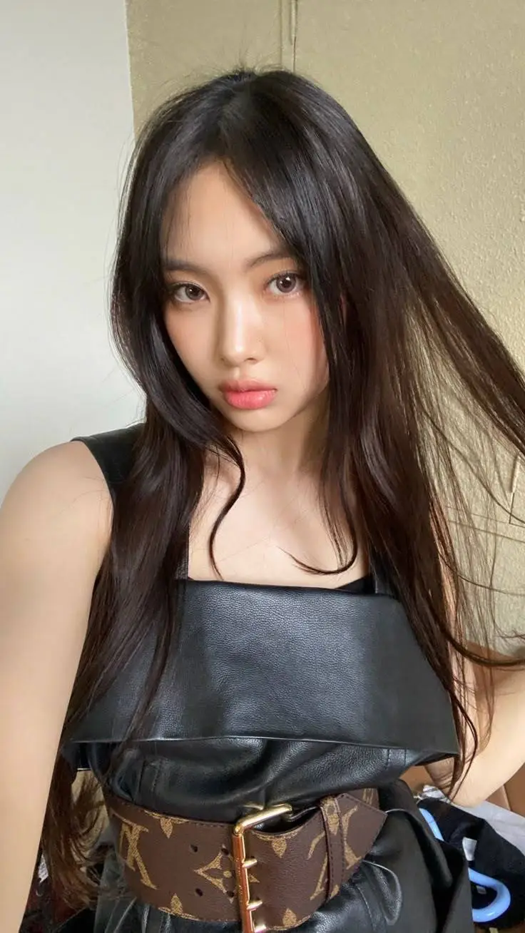 ai character: Hyein  background