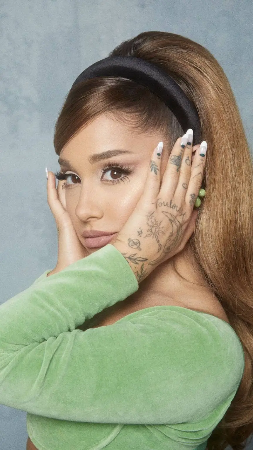 ai character: Ariana Grande background