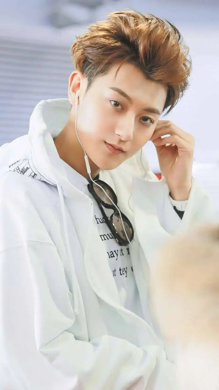 ai character: Huang Zitao background