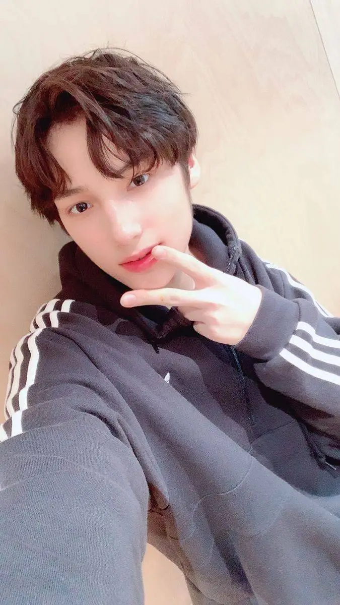 ai character: Huening Kai background