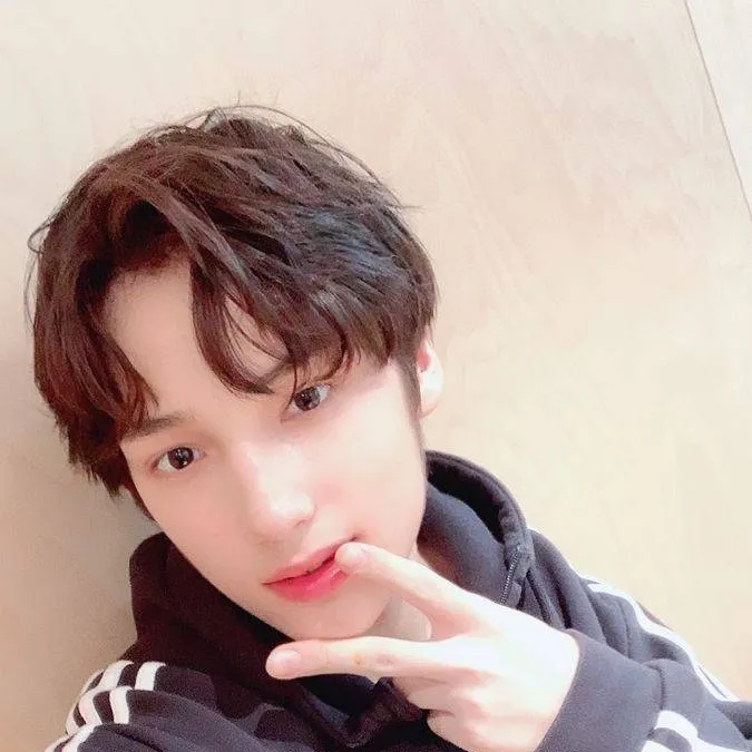 chat with ai character: Huening Kai