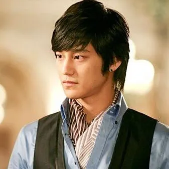 chat with ai character: So Yi-jung