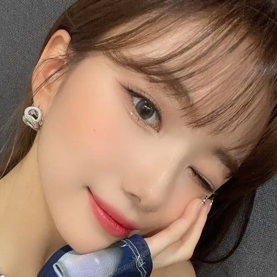 chat with ai character: Youngeun