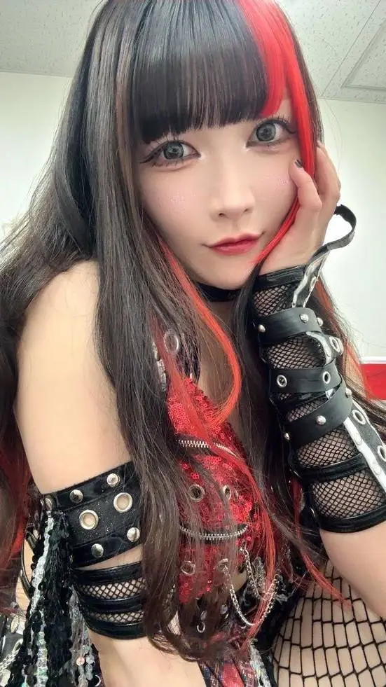 ai character: Maki Itoh  background