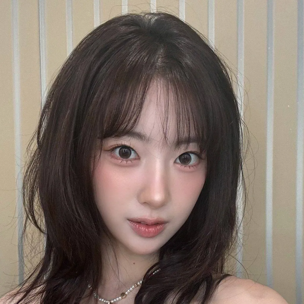 chat with ai character: Riina