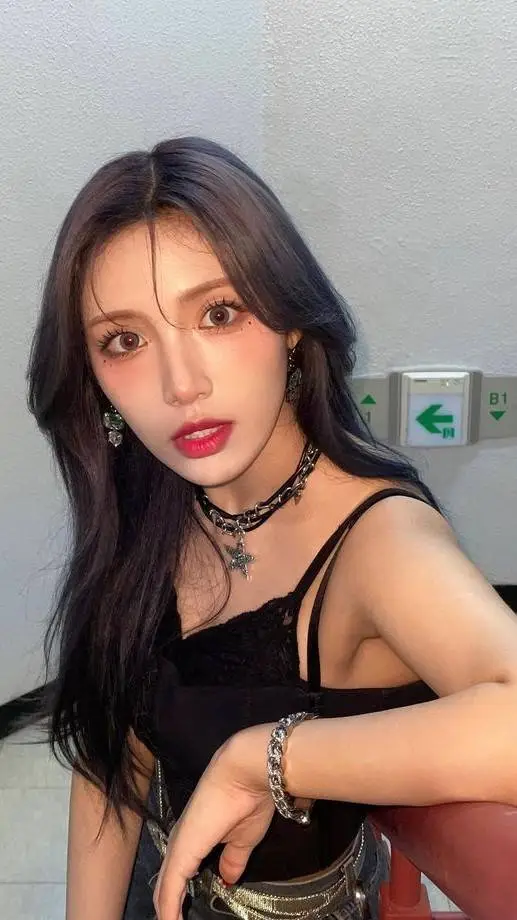 ai character: Chowon background