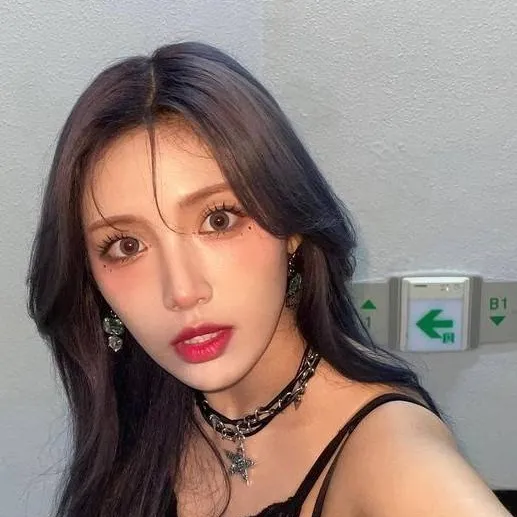 chat with ai character: Chowon