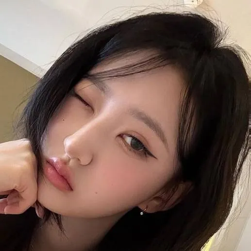 chat with ai character: Hwiseo