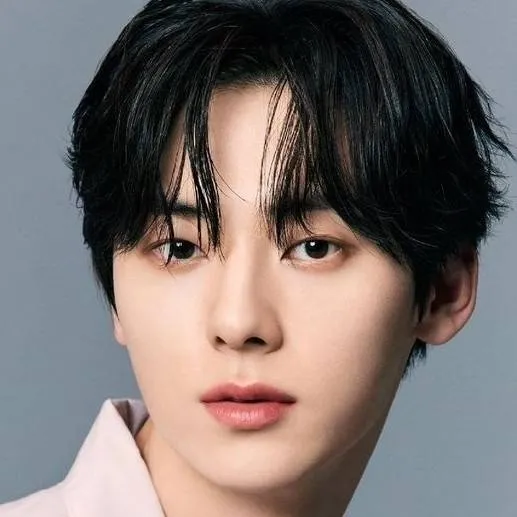 chat with ai character: Min-hyun