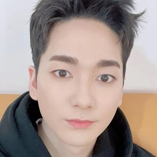 chat with ai character: Aron