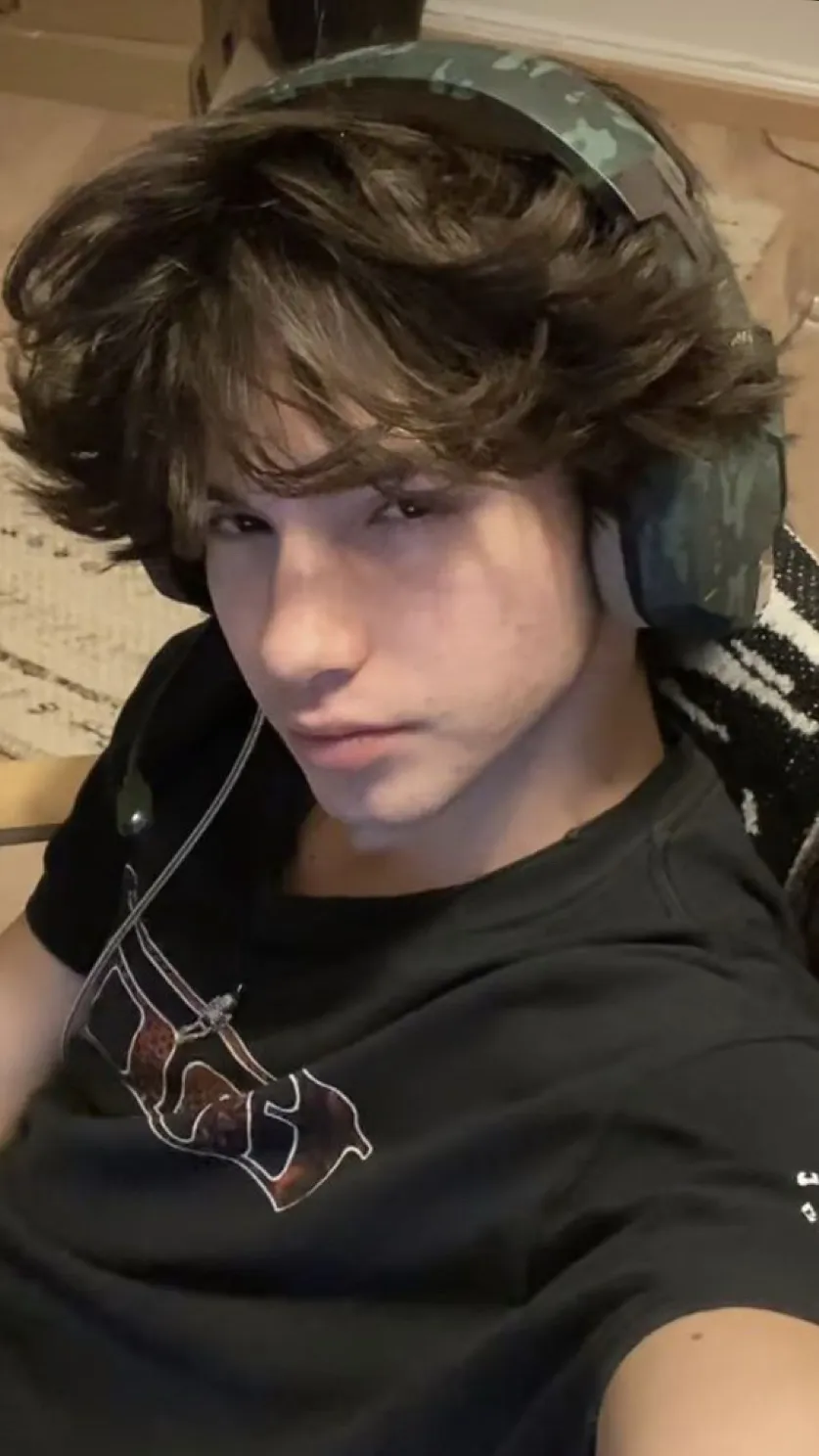 ai character: Ennio background