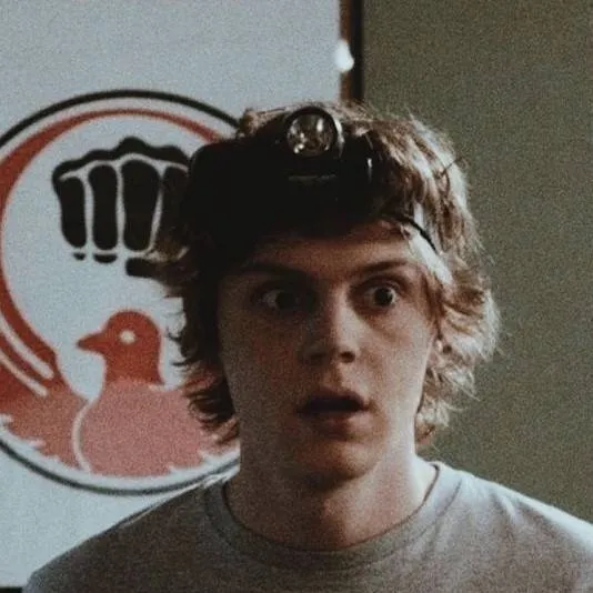 chat with ai character: Evan Peters