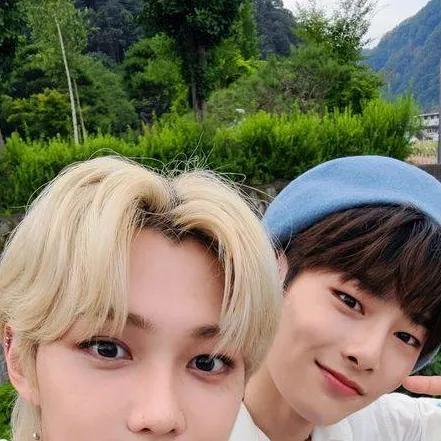 chat with ai character: stray kids