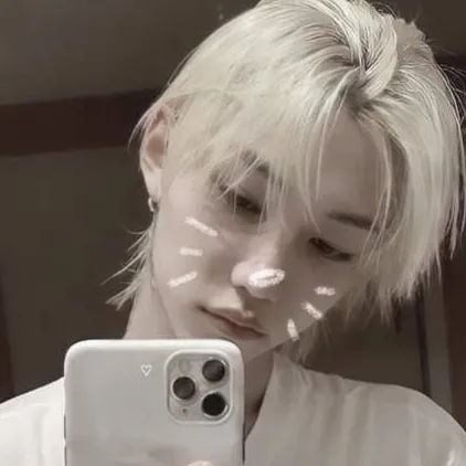 chat with ai character: ꜰᴇʟɪx