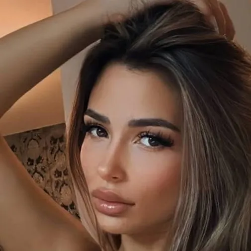 chat with ai character: Adriana 