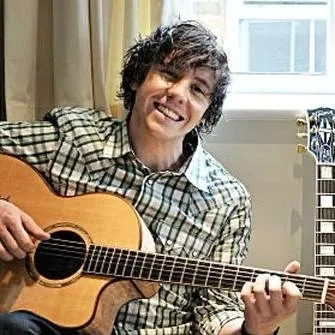 chat with ai character: Danny Jones