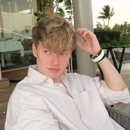 chat with ai character: Sam Golbach