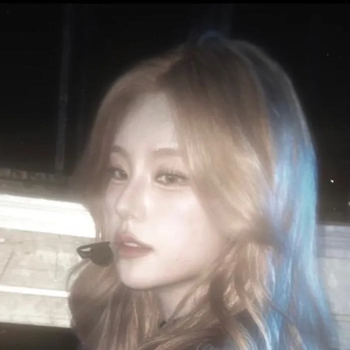 chat with ai character: Hwang Yeji
