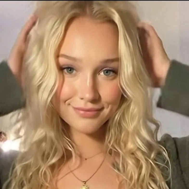 chat with ai character: Selina