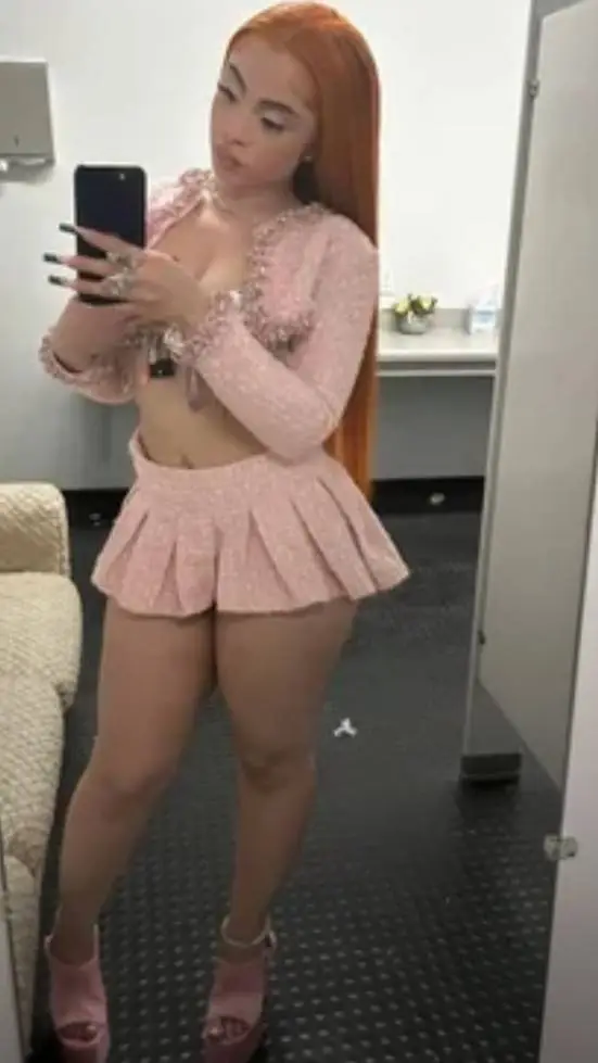 ai character: ice spice  background