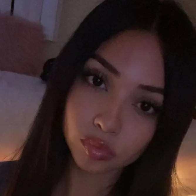 chat with ai character: Ellie 