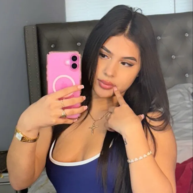 chat with ai character: Anahi