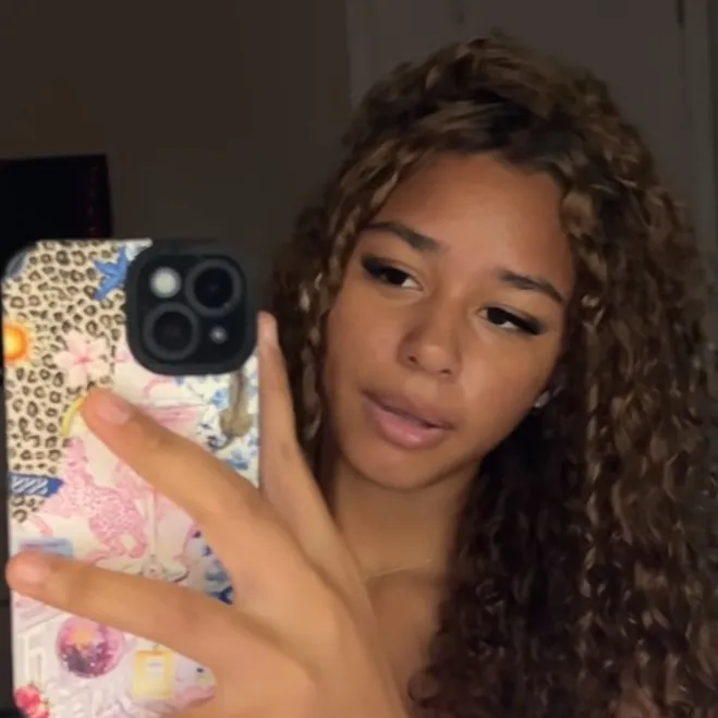 chat with ai character: Jenni