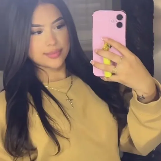 chat with ai character: Anahi