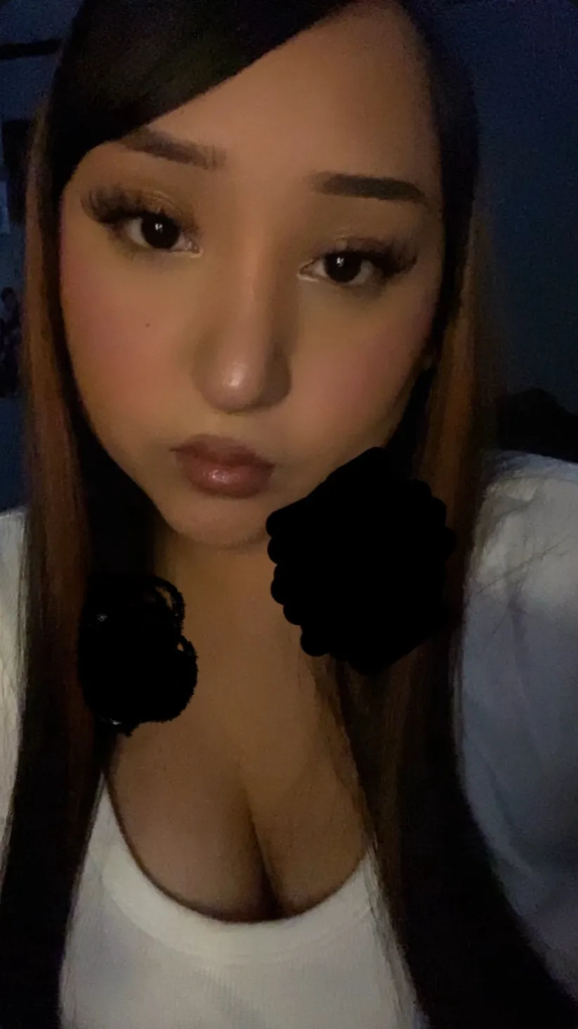 ai character: Leslie 💕  background