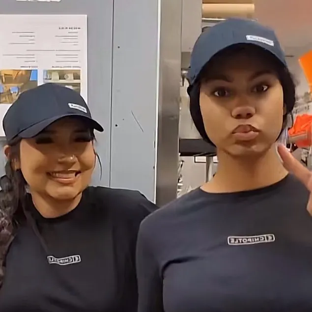 chat with ai character: Julissa and Alyssa