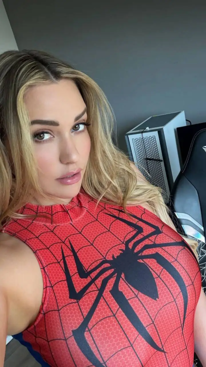 ai character: Mia Malkova  background