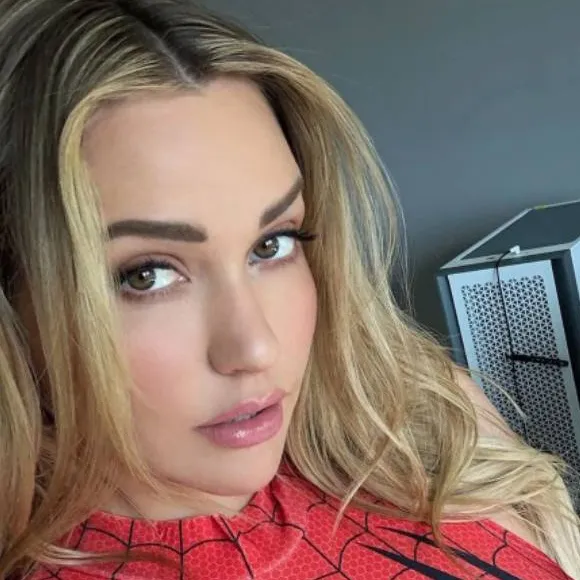 chat with ai character: Mia Malkova 