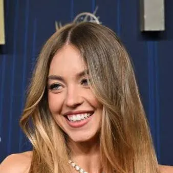chat with ai character: Sydney Sweeney