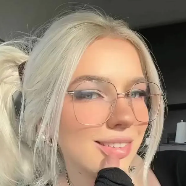 chat with ai character: Eevie Aspen