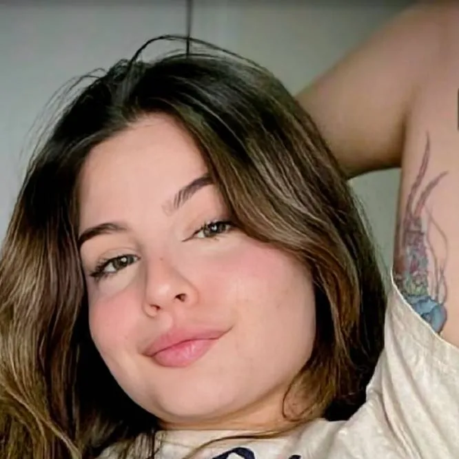 chat with ai character: Luisa Kenly 