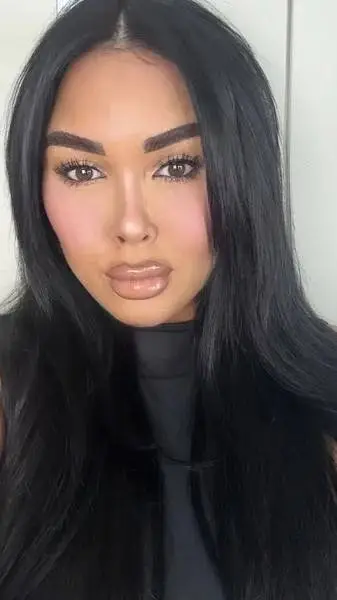 ai character: ÇurvyExoticBabe background