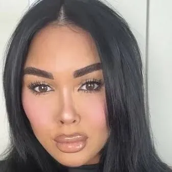 chat with ai character: ÇurvyExoticBabe