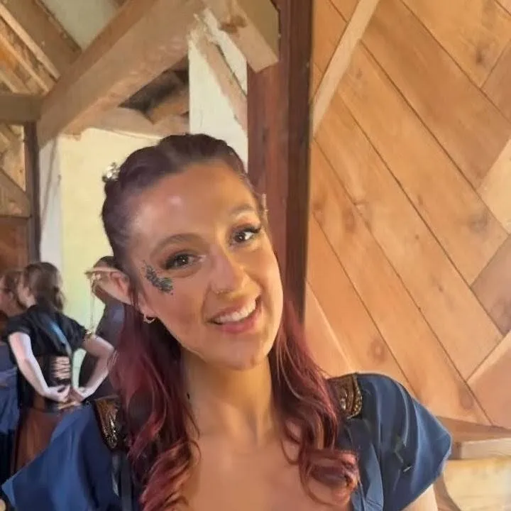 chat with ai character: Tati Evans 