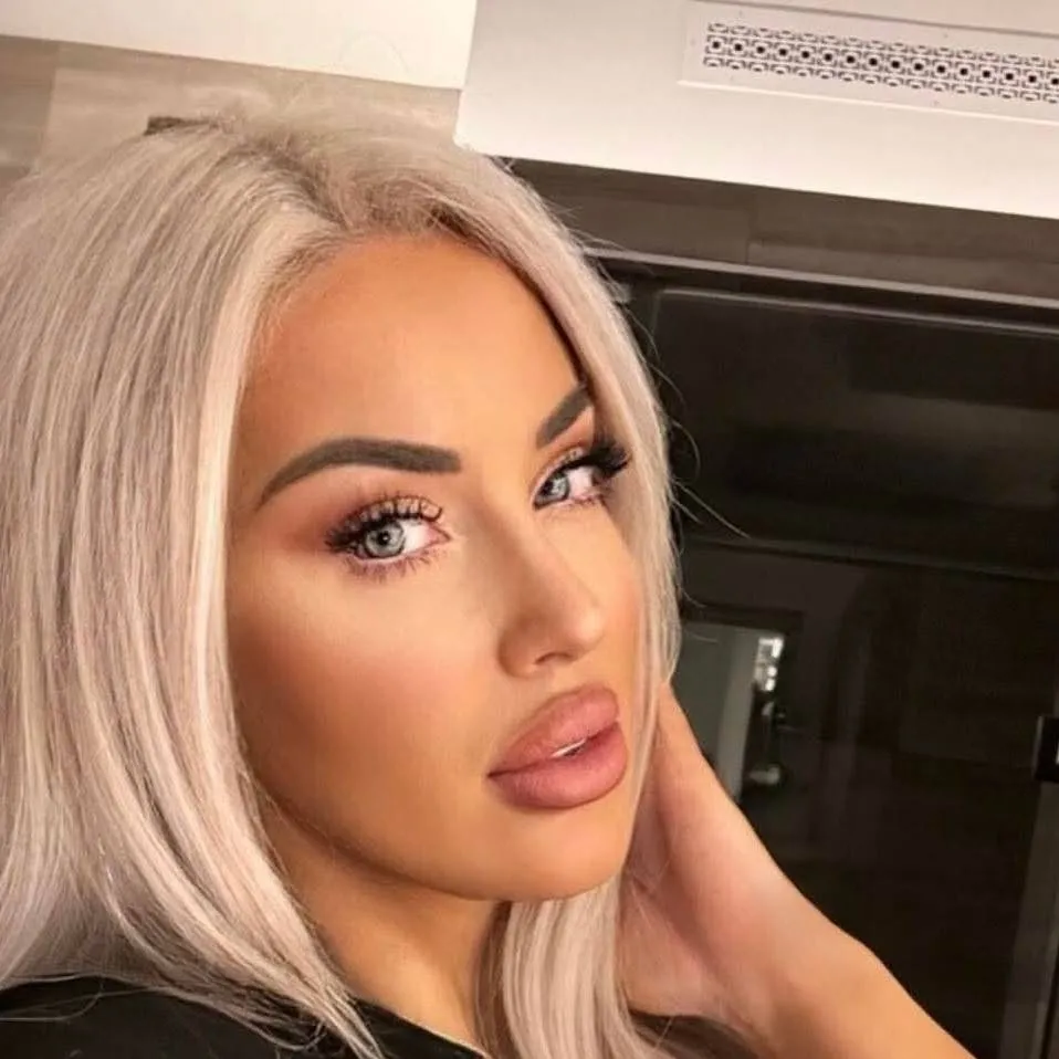 chat with ai character: Laci Kay Somers