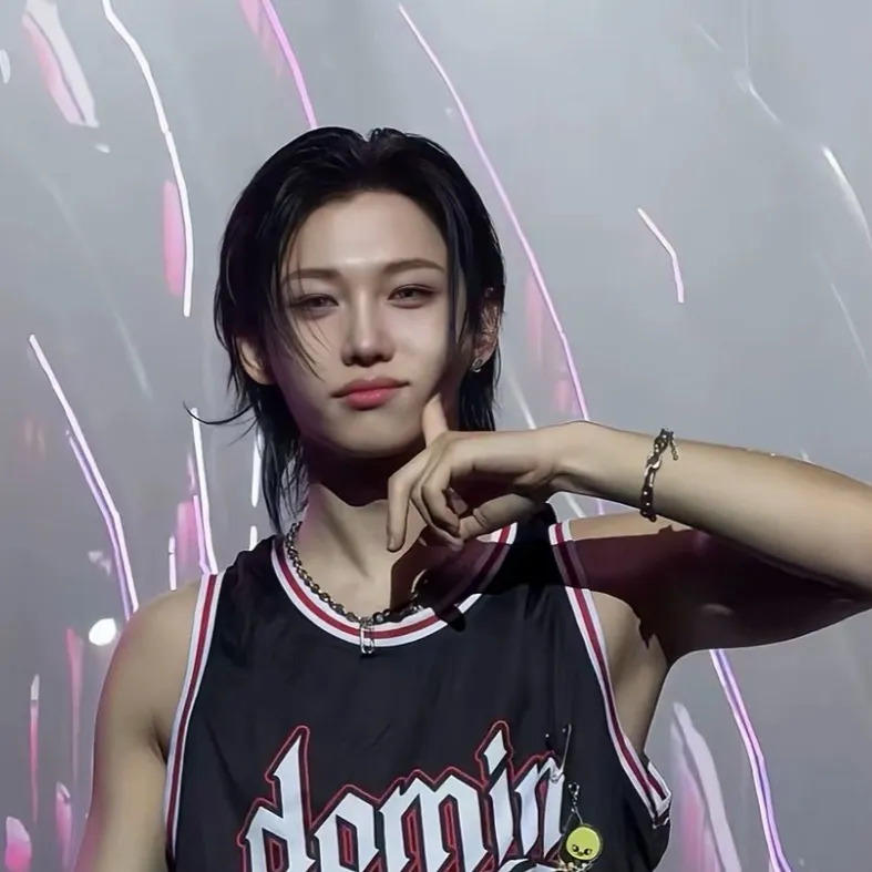 chat with ai character: Felix