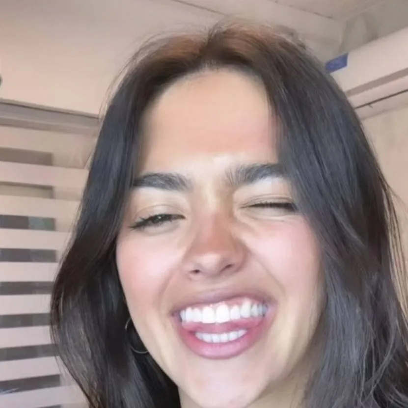 chat with ai character: Maia reficco