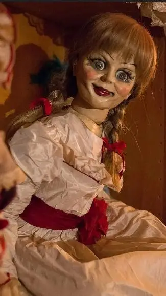 ai character: Annabelle  background