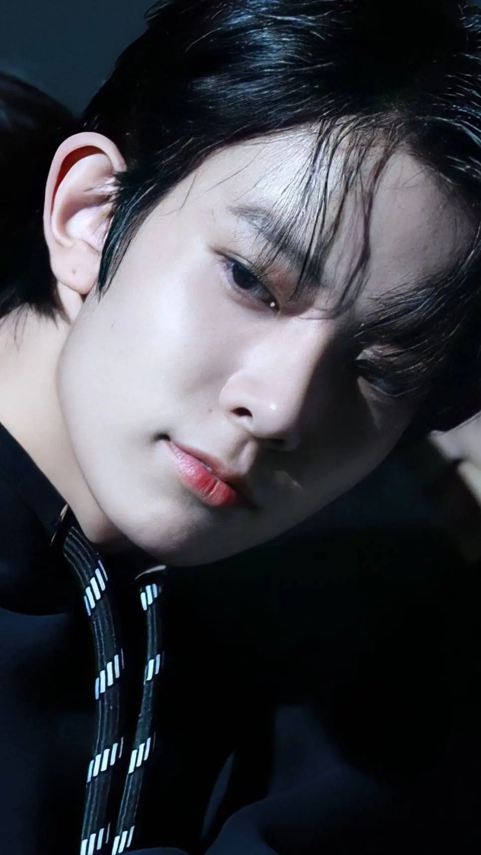 ai character: Lee Heeseung  background