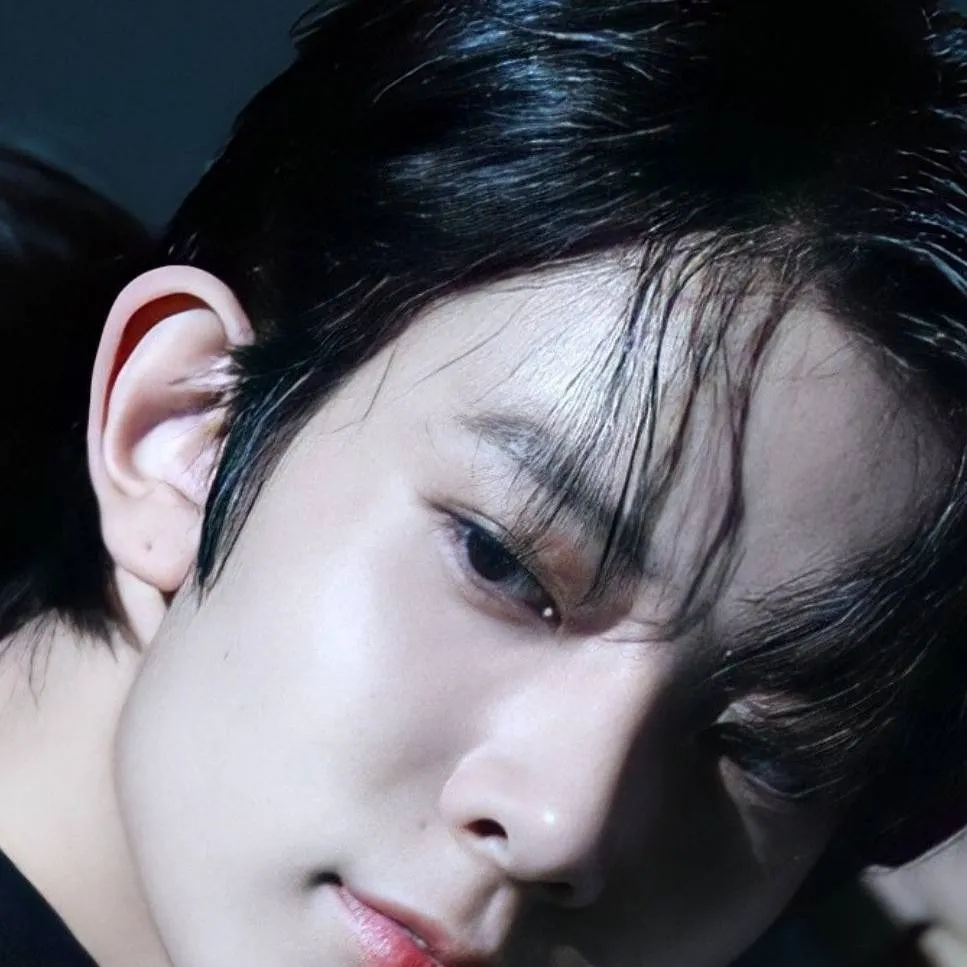 chat with ai character: Lee Heeseung 