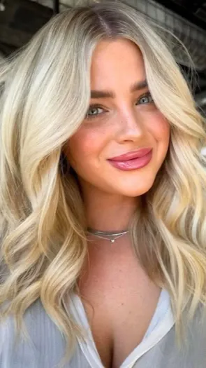 ai character: Alice  background