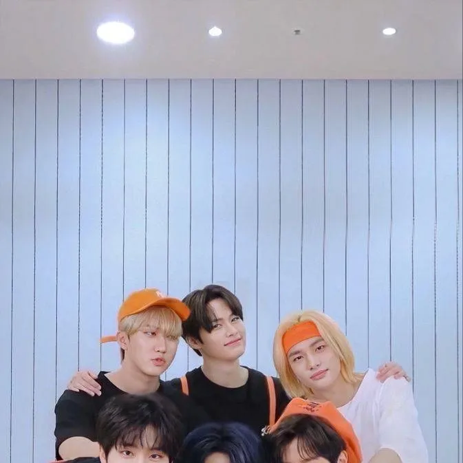 chat with ai character: Stray kids drunk😔